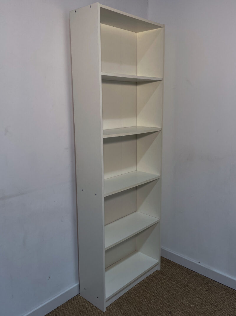 Bibliothèque haute en bois blanche