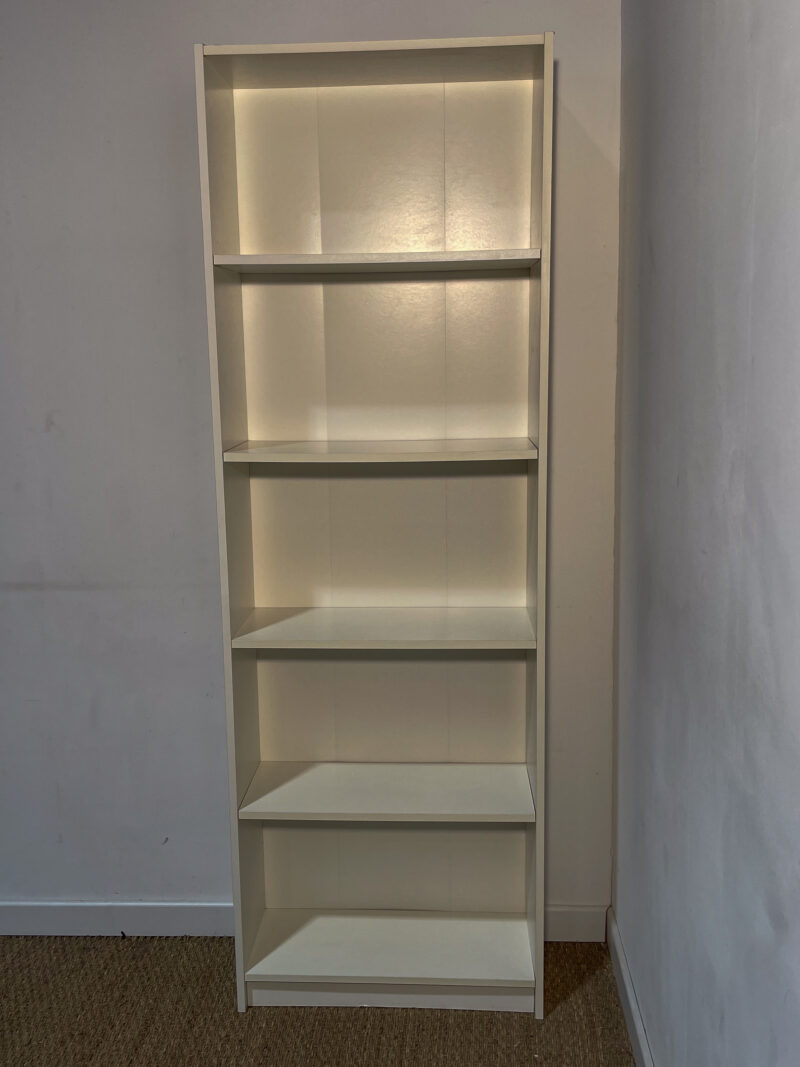 Bibliothèque haute en bois blanche – Image 2