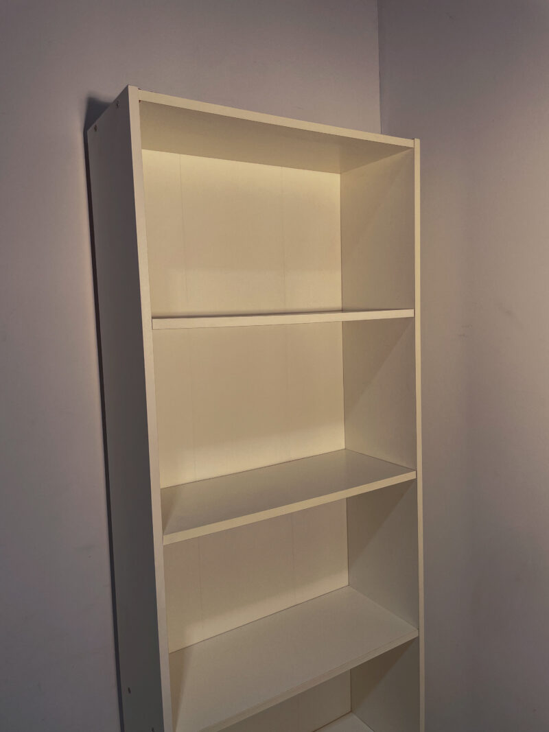 Bibliothèque haute en bois blanche – Image 3
