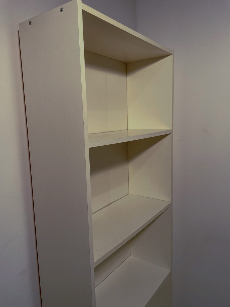Bibliothèque haute en bois blanche – Image 4