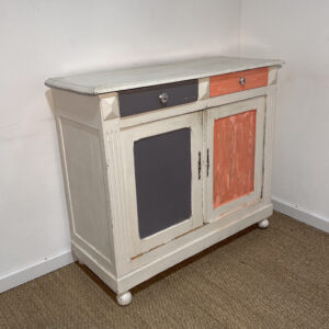 Buffet blanc et portes peintes