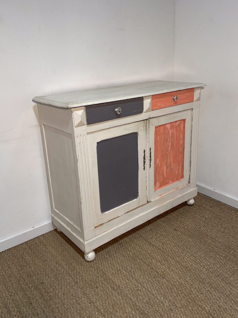Buffet blanc et portes peintes