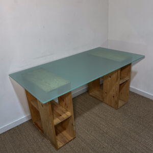 Bureau rangements en bois et plateau en verre