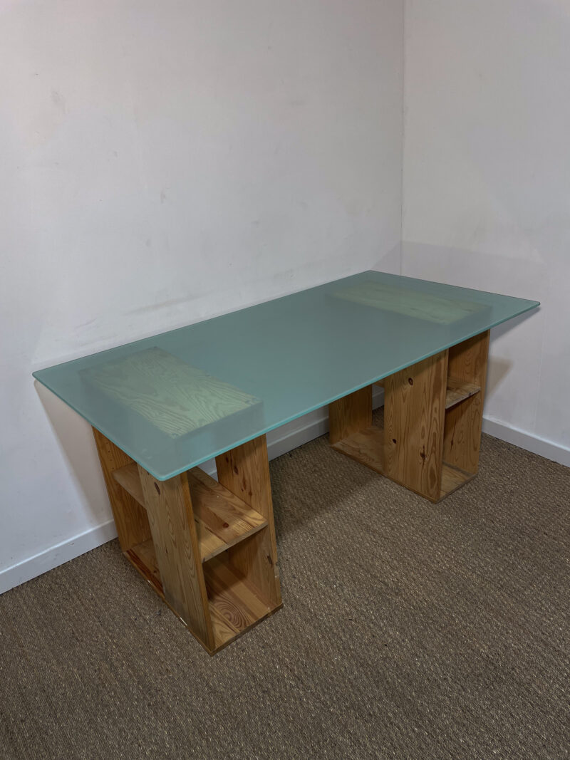 Bureau rangements en bois et plateau en verre