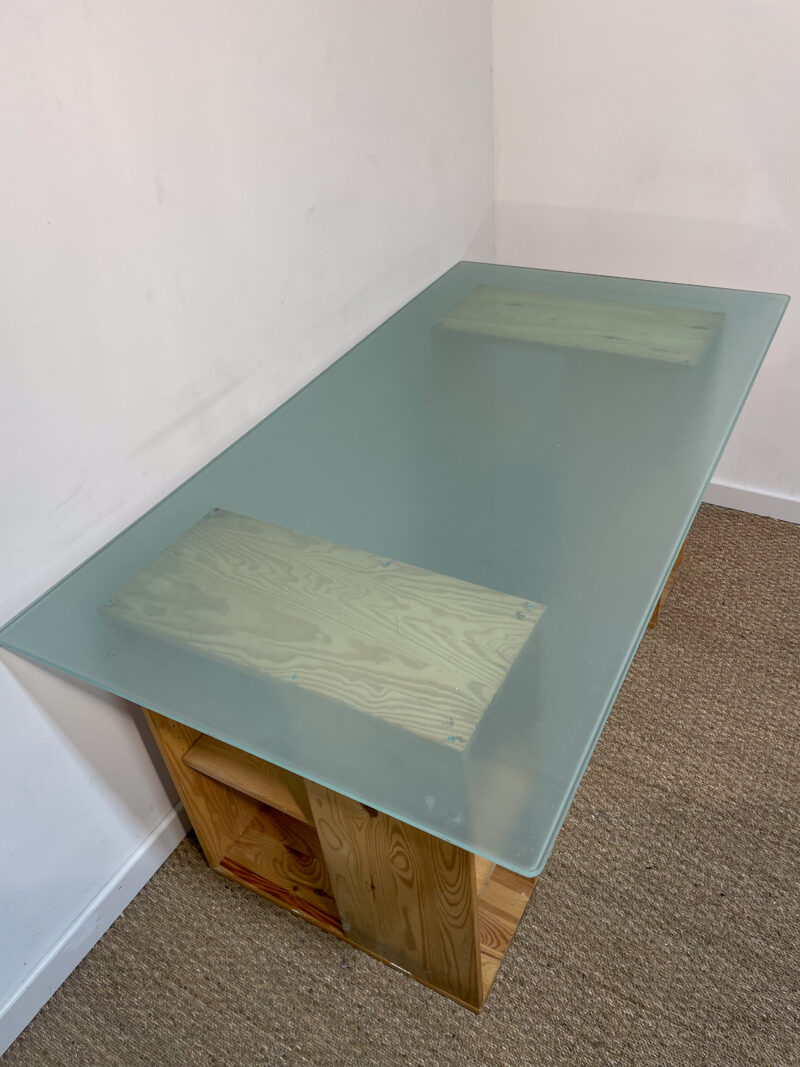 Bureau rangements en bois et plateau en verre – Image 4
