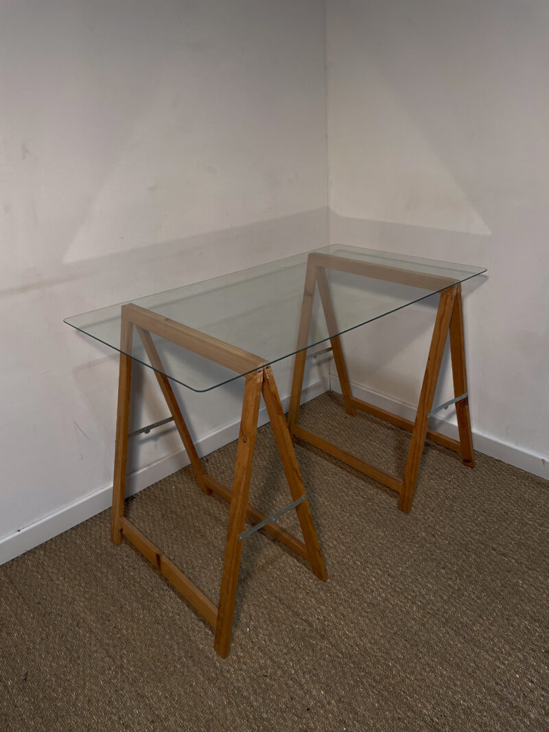 Bureau d'appoint [tréteaux et plateau en verre]