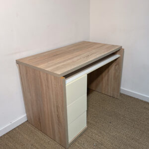Bureau en bois clair et tiroirs beiges