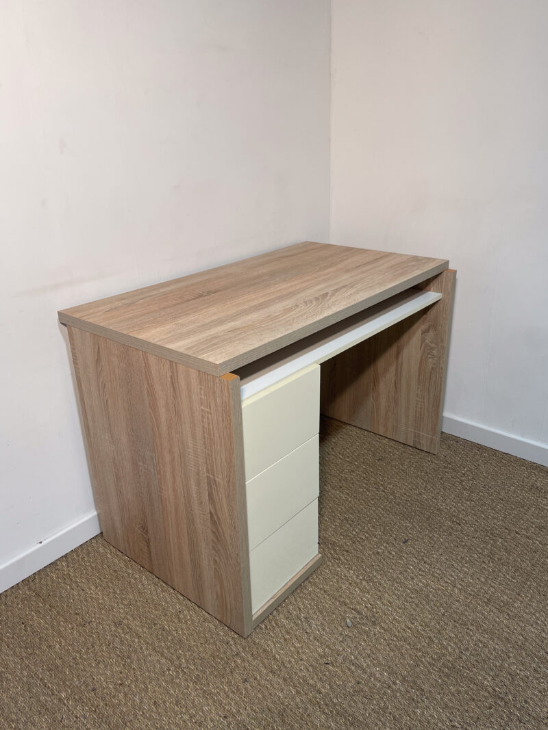 Bureau en bois clair et tiroirs beiges