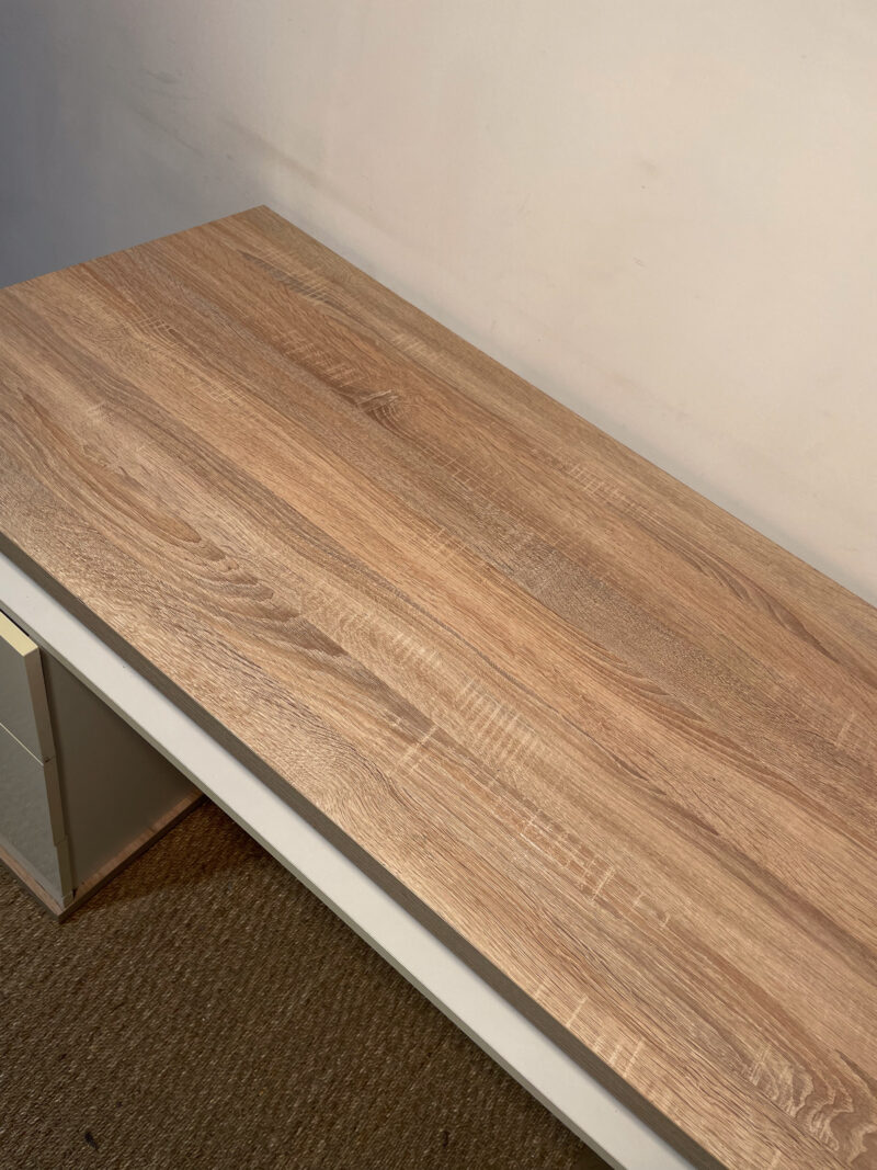 Bureau en bois clair et tiroirs beiges – Image 3