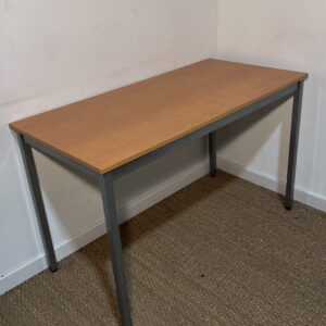 Bureau/table plateau en bois et pieds gris