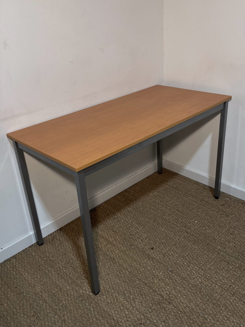 Bureau/table plateau en bois et pieds gris