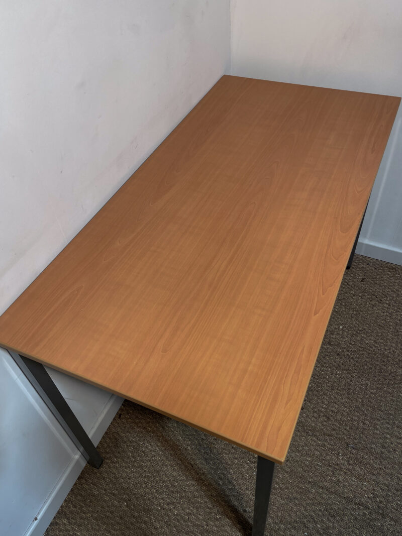 Bureau/table plateau en bois et pieds gris – Image 3
