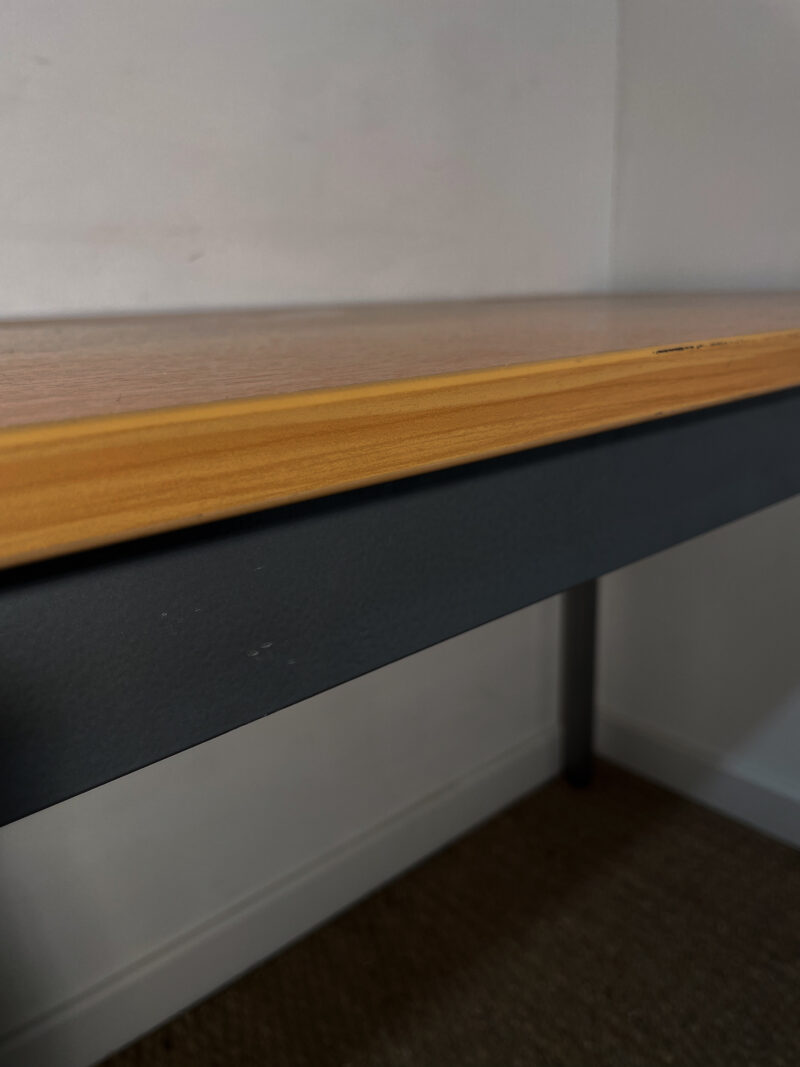 Bureau/table plateau en bois et pieds gris – Image 4
