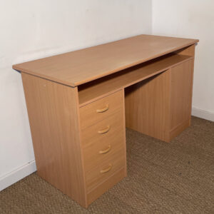 Bureau en bois marron clair