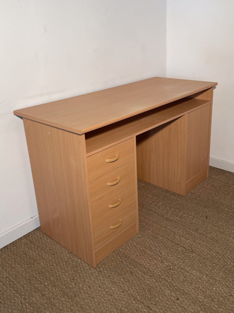 Bureau en bois marron clair