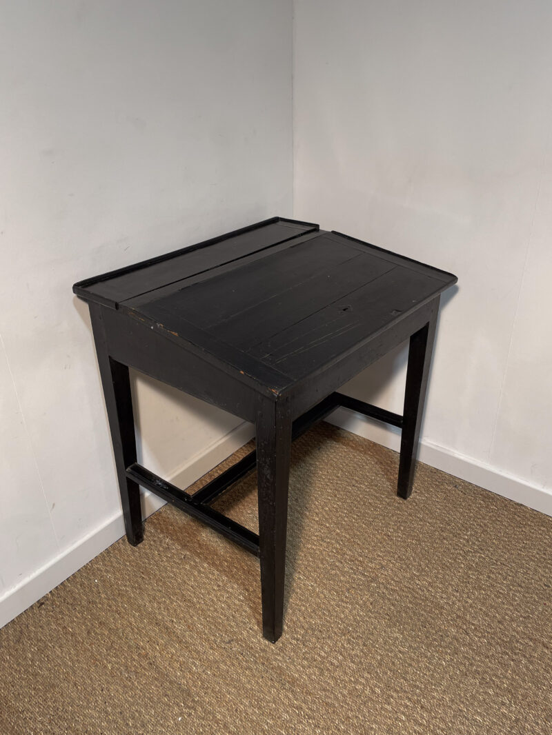 Bureau d'école vintage noir