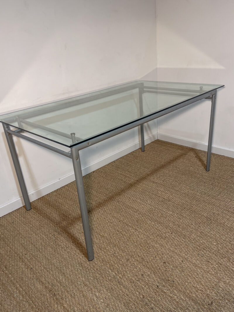 Bureau en verre et pieds gris