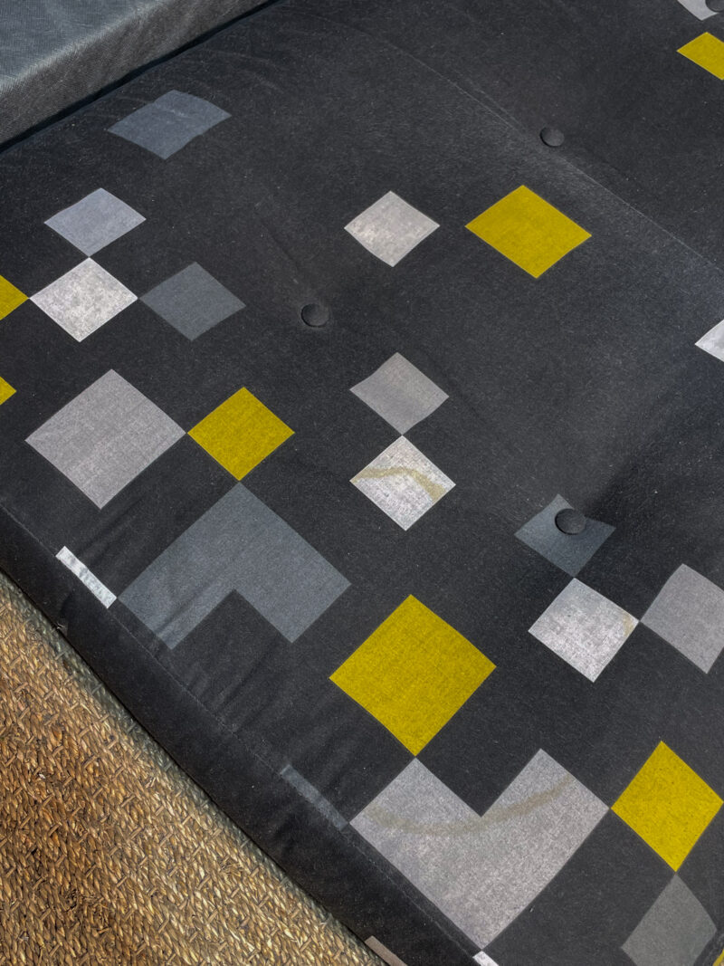 Canapé à carreaux dépliable – Image 6