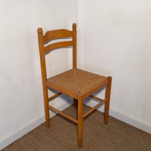 Chaise en bois et assise en paille