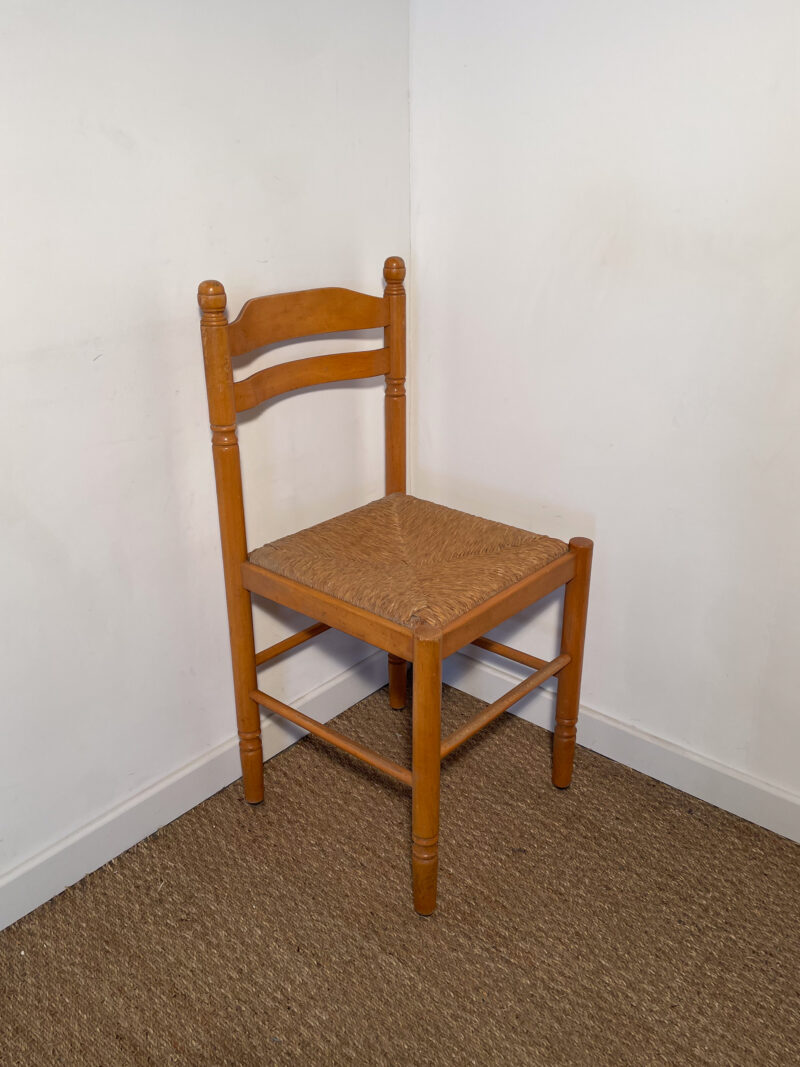 Chaise en bois et assise en paille