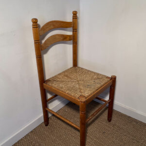 Chaise en bois assise en paille