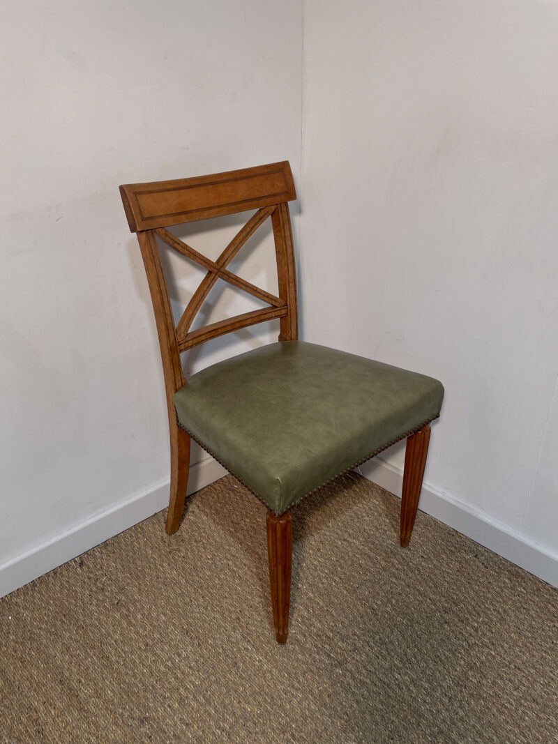 Chaise vintage en bois et similicuir kaki