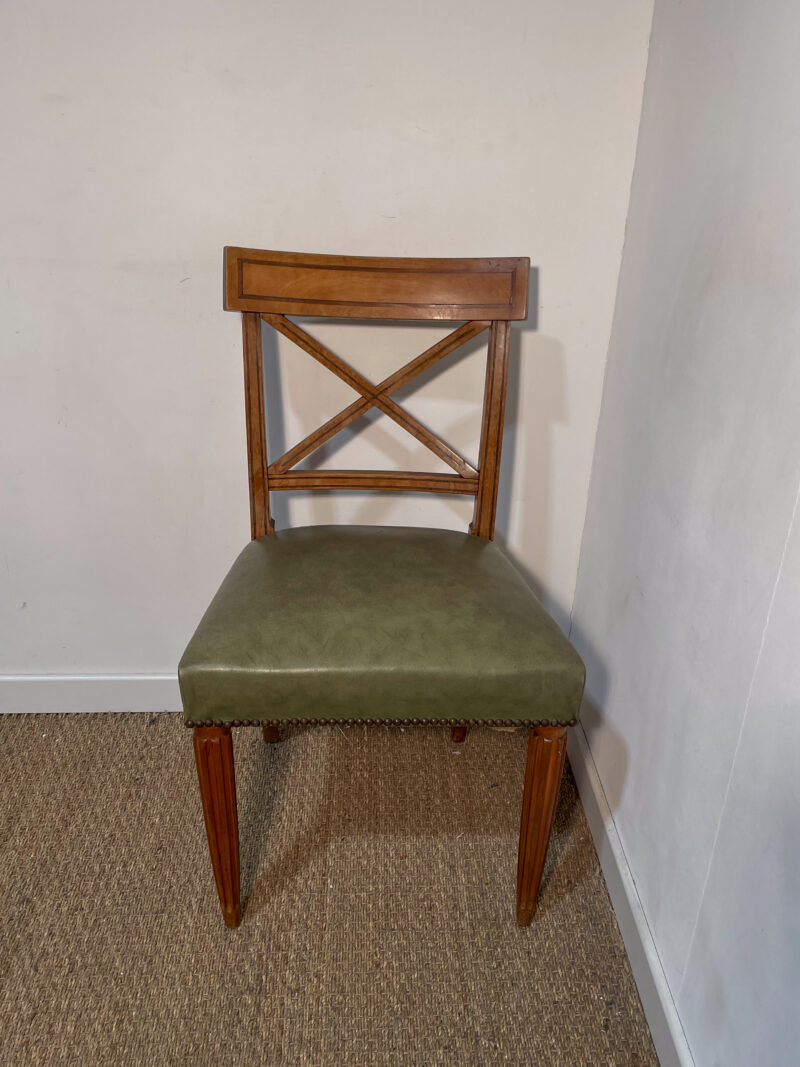 Chaise vintage en bois et similicuir kaki – Image 2