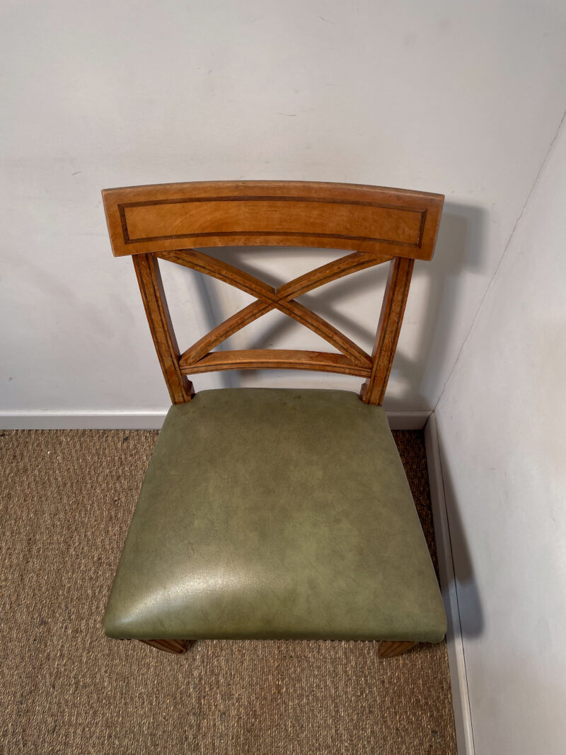 Chaise vintage en bois et similicuir kaki – Image 3