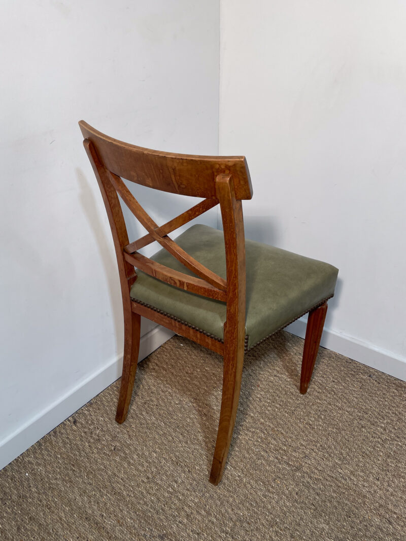 Chaise vintage en bois et similicuir kaki – Image 4
