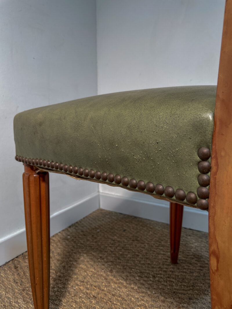 Chaise vintage en bois et similicuir kaki – Image 5