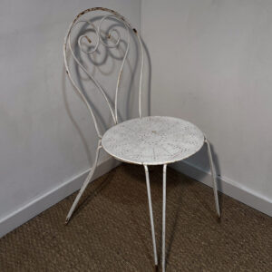 Chaise de jardin en fer forgé peint blanc