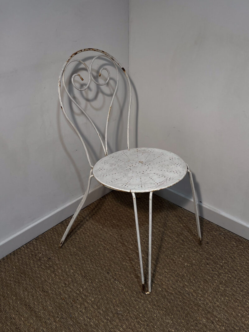 Chaise de jardin en fer forgé peint blanc
