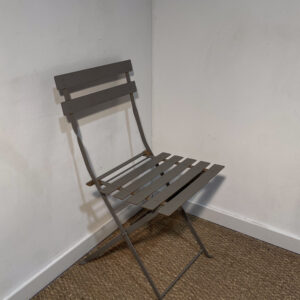 Chaise de jardin en fer gris