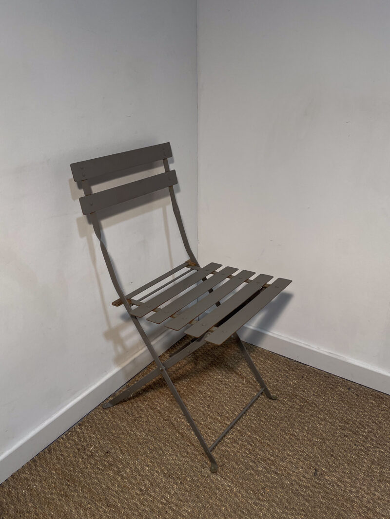Chaise de jardin en fer gris