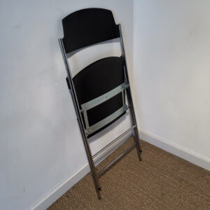 Chaise noire pieds métalliques pliante