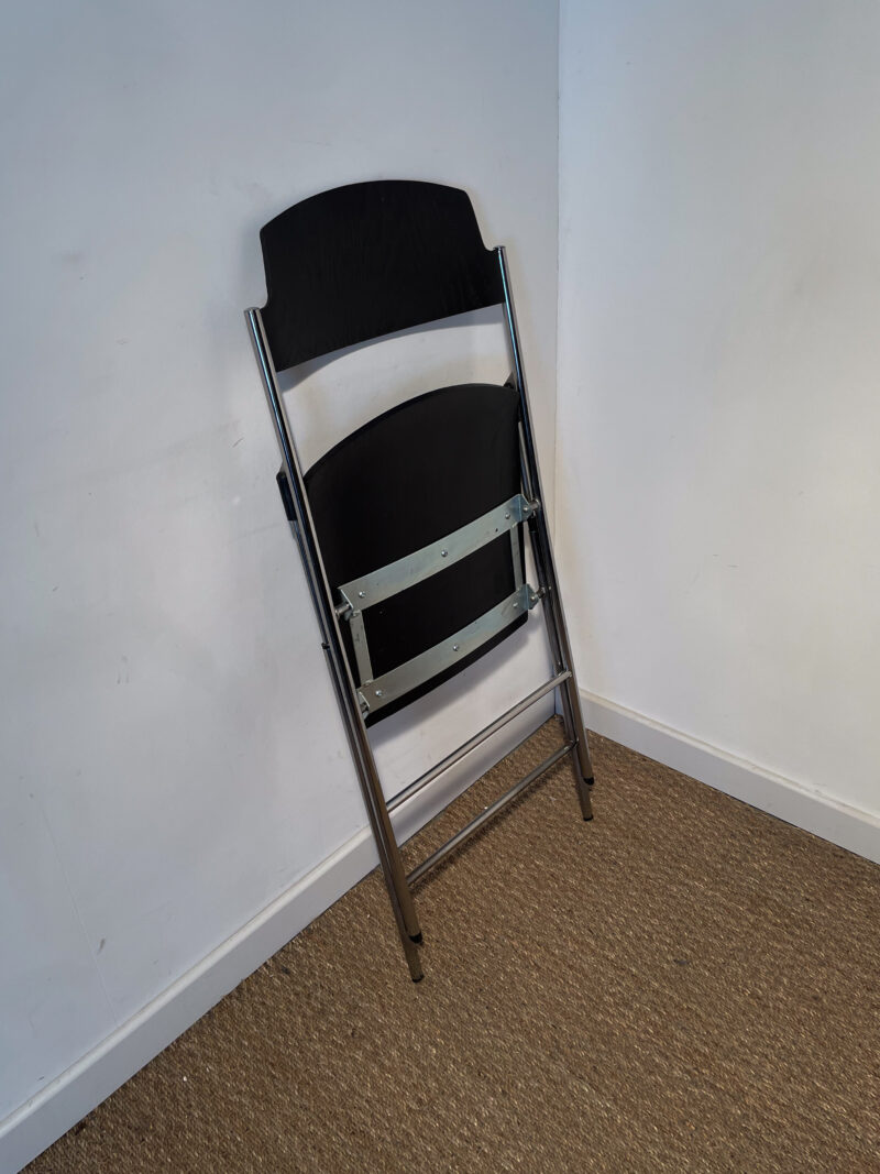 Chaise noire pieds métalliques pliante