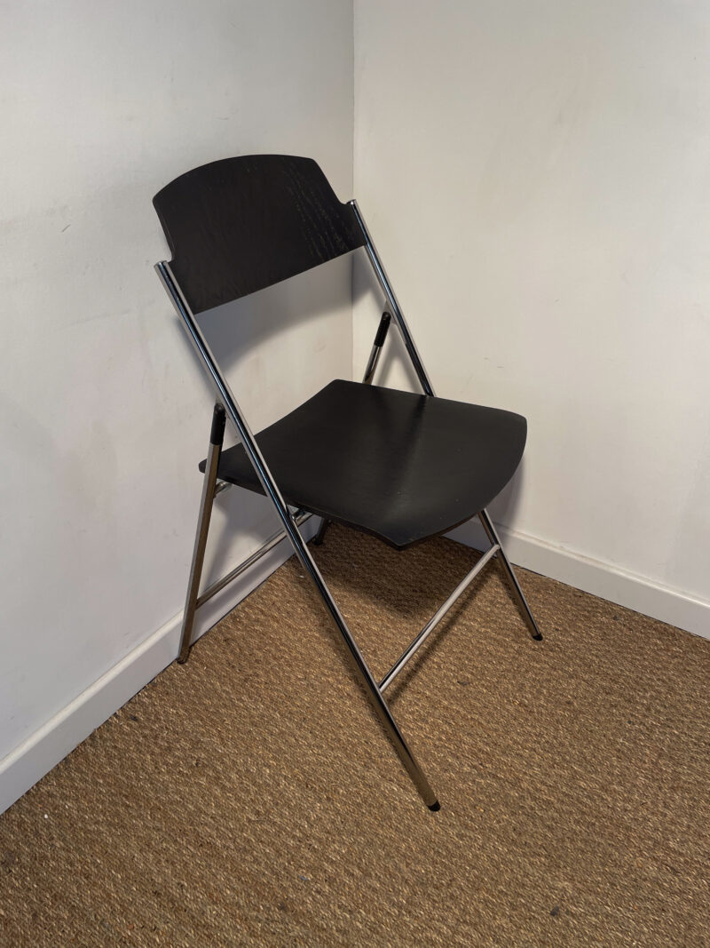 Chaise noire pieds métalliques pliante – Image 2