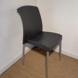 Chaise en plastique gris foncé