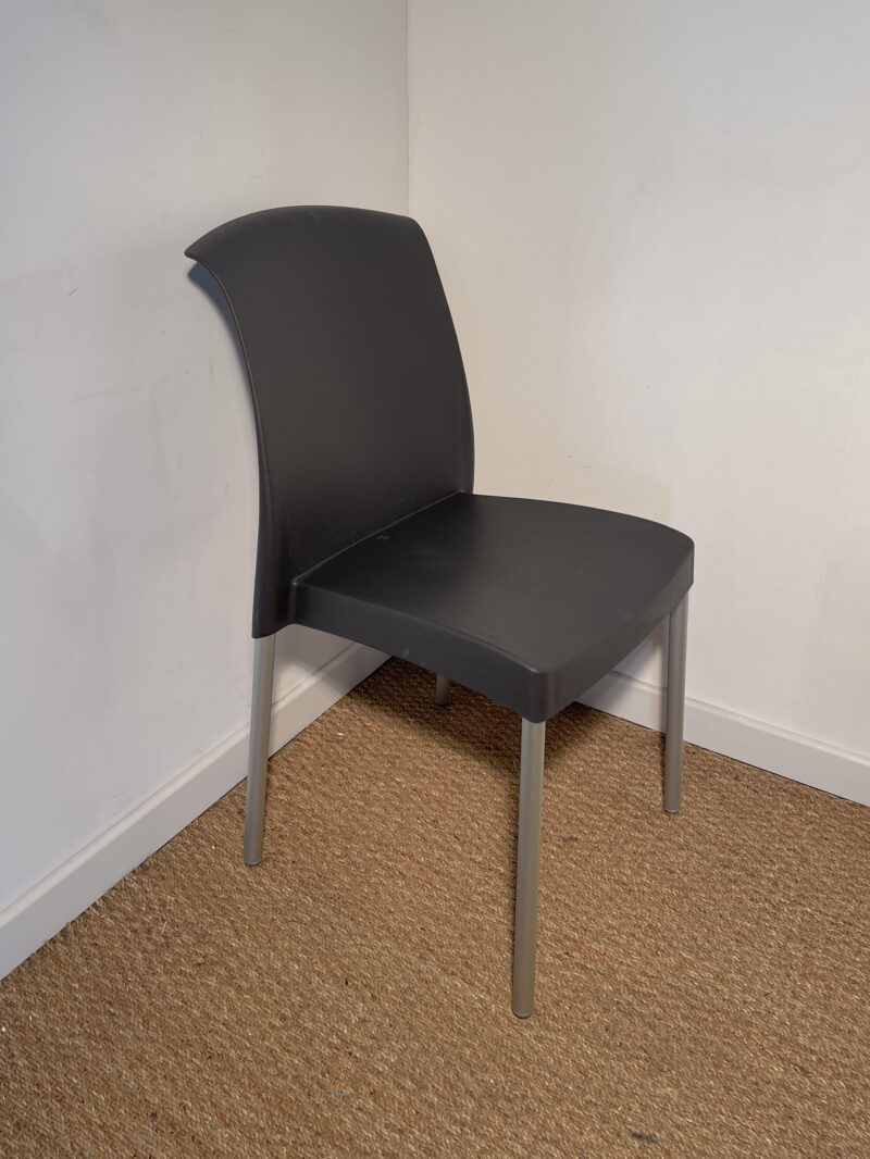 Chaise en plastique gris foncé
