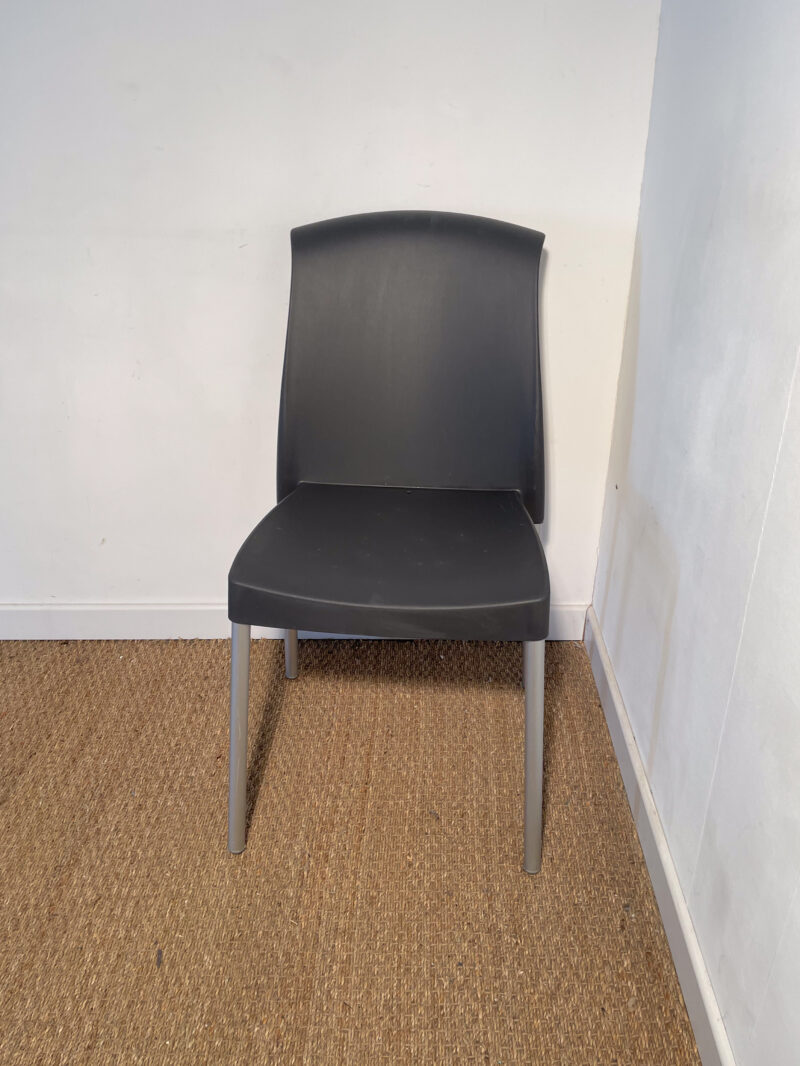 Chaise en plastique gris foncé – Image 2