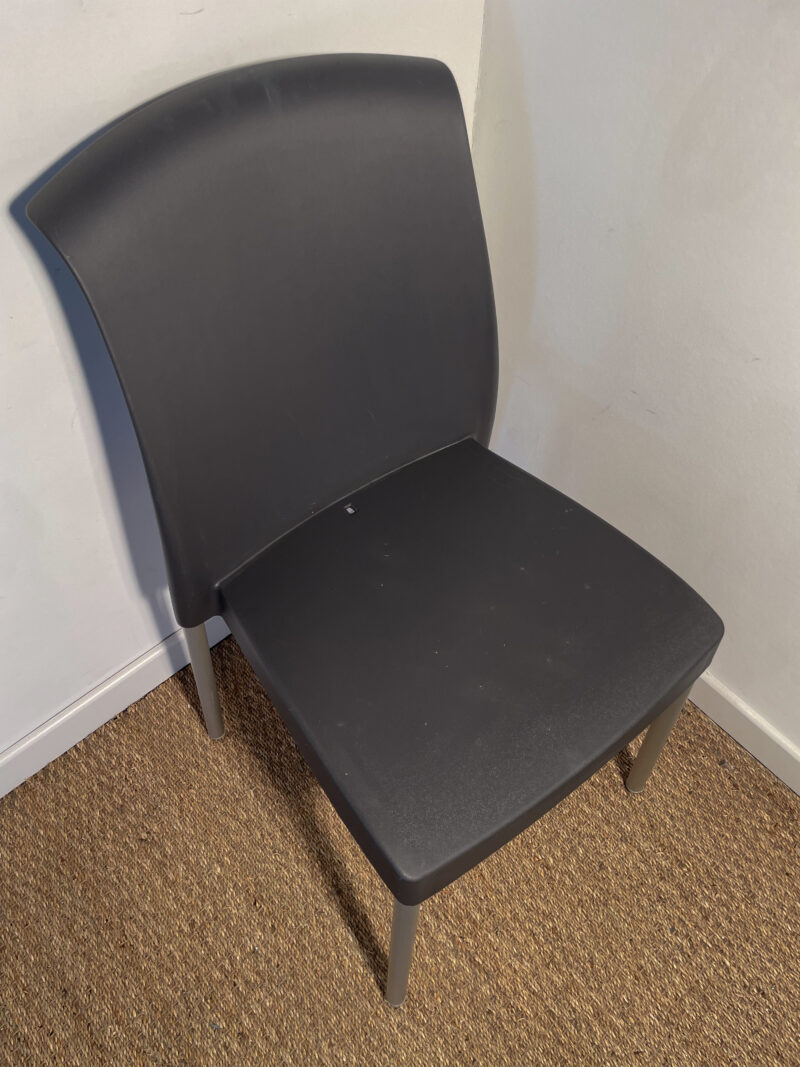Chaise en plastique gris foncé – Image 3