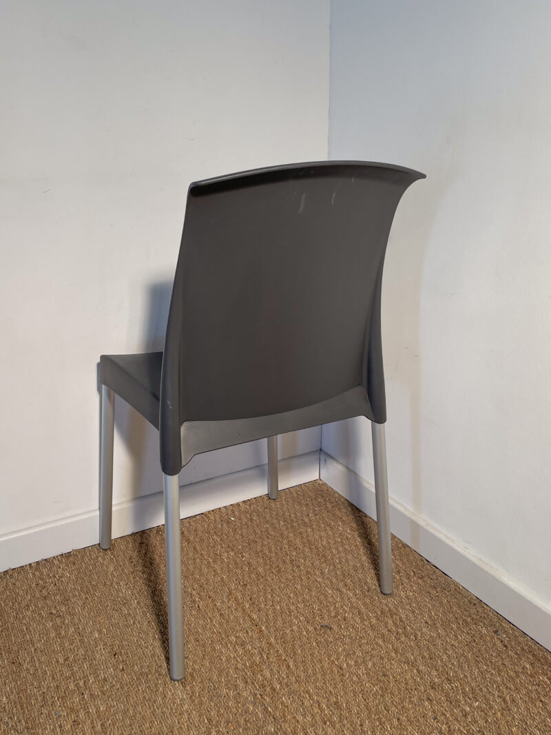 Chaise en plastique gris foncé – Image 4