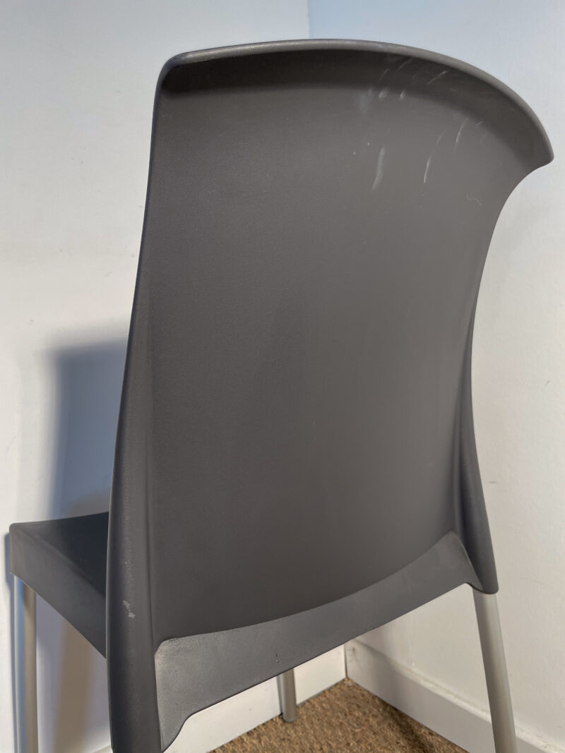 Chaise en plastique gris foncé – Image 5