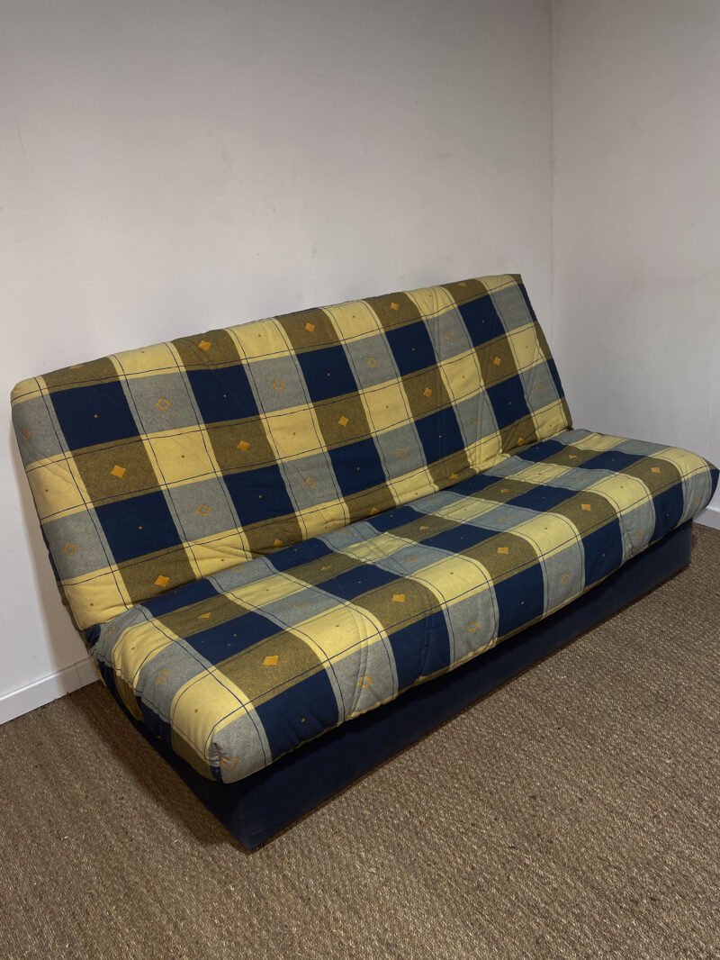 Canapé clic-clac à carreaux bleu et jaune