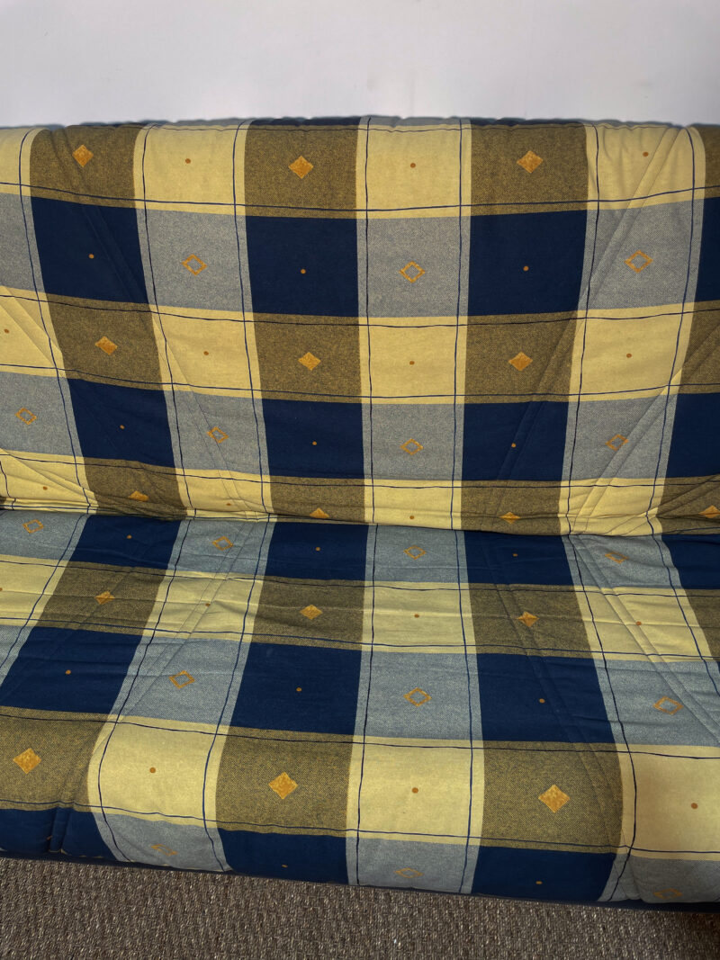 Canapé clic-clac à carreaux bleu et jaune – Image 3