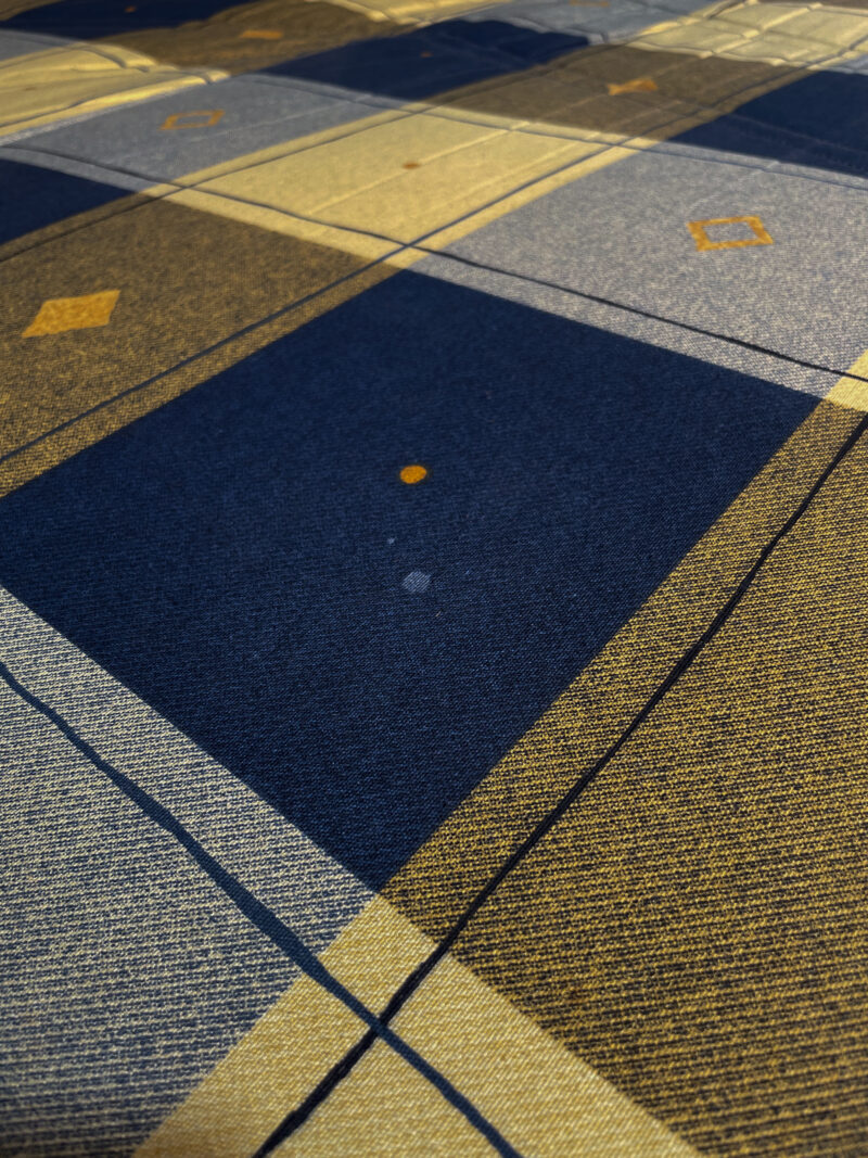 Canapé clic-clac à carreaux bleu et jaune – Image 6