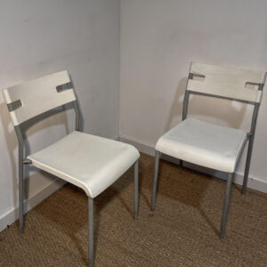 Lot de 2 chaises grises et blanches, intérieur ou extérieur