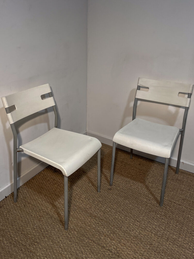 Lot de 2 chaises grises et blanches, intérieur ou extérieur
