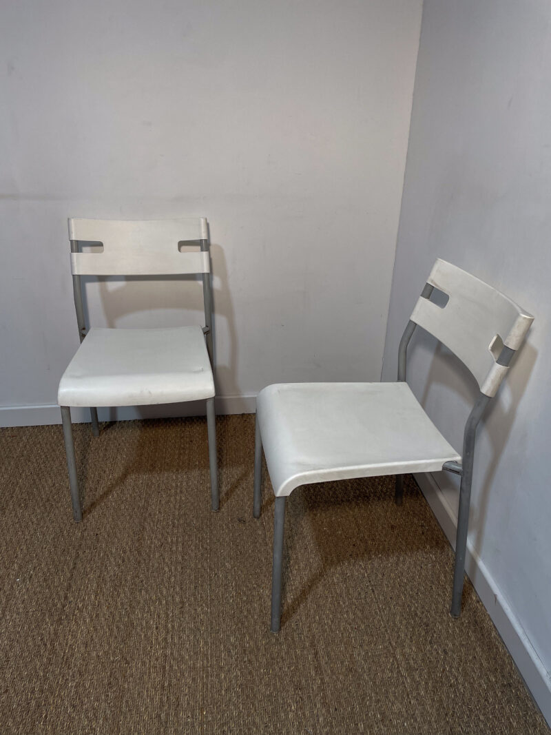 Lot de 2 chaises grises et blanches, intérieur ou extérieur – Image 2