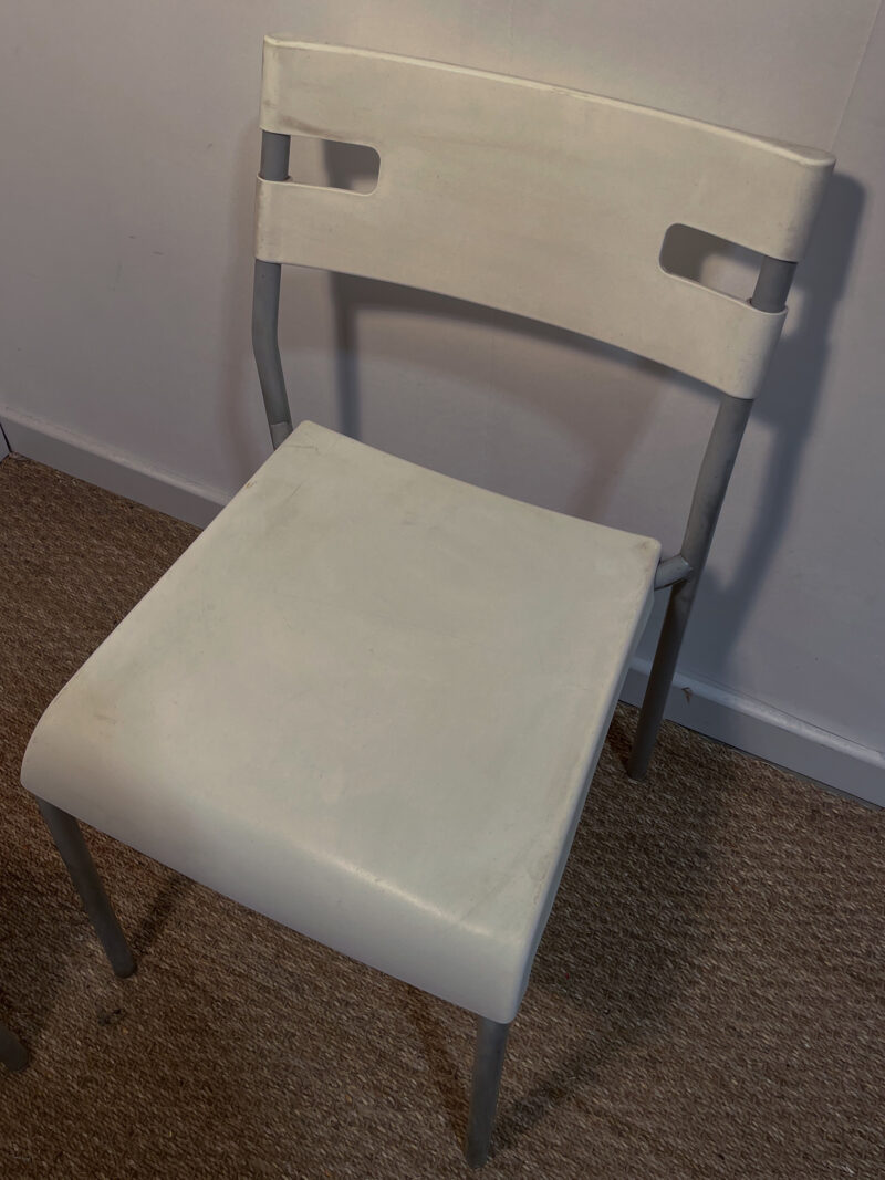Lot de 2 chaises grises et blanches, intérieur ou extérieur – Image 4